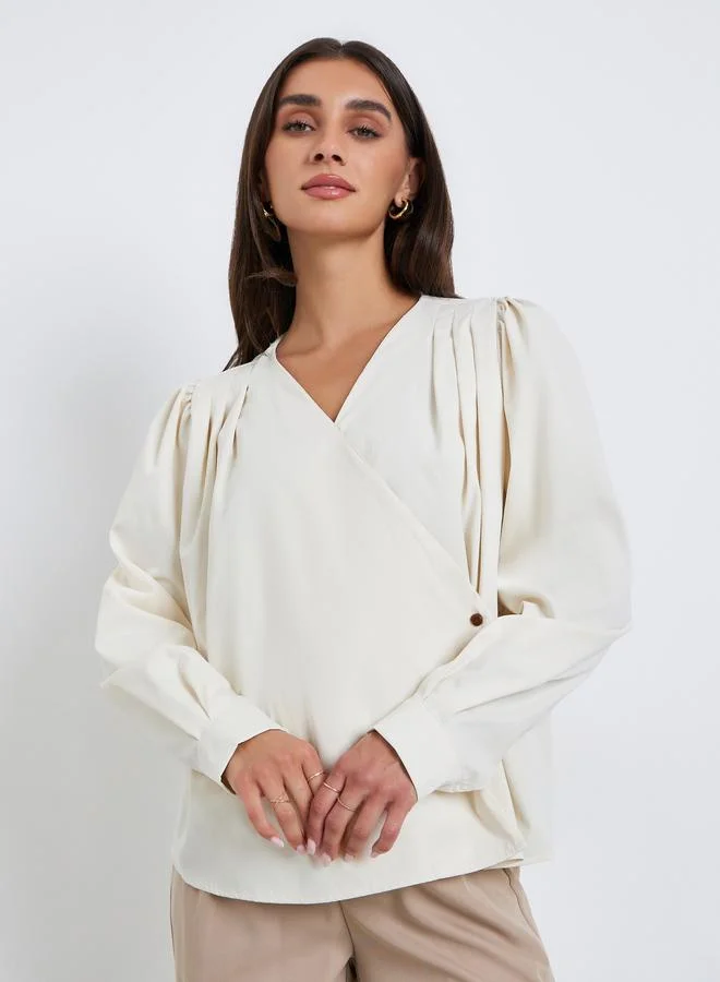 ستايلي بلوزة بنمط لف وكسرات